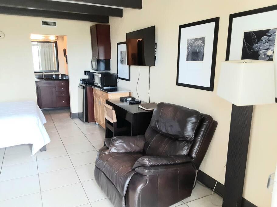 Beautiful One Bedroom Resort-Style Studio With Pool And Beach Access Раскін Екстер'єр фото